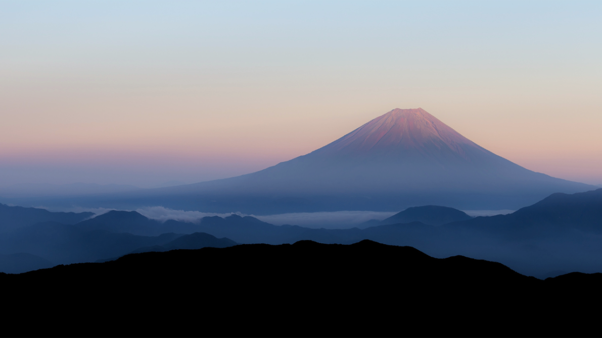 霧の中の山